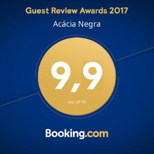 un círculo amarillo con las palabras Question Review premios accra nerera rocking en Acácia Negra - A Jóia do Centro en Gramado