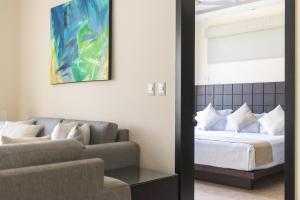 uma sala de estar com uma cama e um sofá em Vivo Resorts em Puerto Escondido