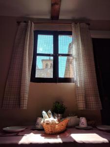 a window with a basket of food on a table at Acogedor apartamento en el casco histórico in Toledo