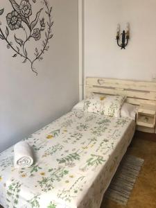 Un pat sau paturi într-o cameră la Hostal Parellades