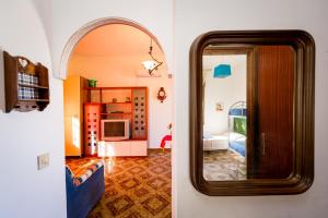 カステッランマーレ・デル・ゴルフォにあるVilletta Indipendenteの鏡付きの部屋