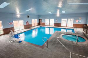 a large swimming pool in a building at Bridgeway Inn & Suites - Portland Airport in Gresham