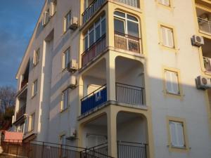 budynek z balkonami po jego stronie w obiekcie Apartment Antoncic w mieście Dramalj