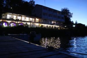 Výhled na řeku, která protéká v blízkosti hotelu