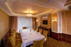 TV a/nebo společenská místnost v ubytování Nobilis Hotel