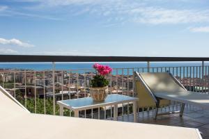 a balcony with a table and a vase of flowers at Le ginestre di Titina - casa vacanza in Salerno