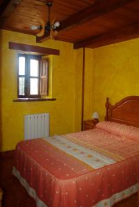 1 dormitorio con cama y ventana en Casa El Carrelu, en Póo