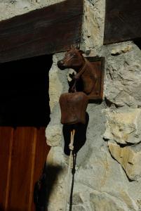 una estatua de un caballo al costado de una pared en Casa El Carrelu, en Póo