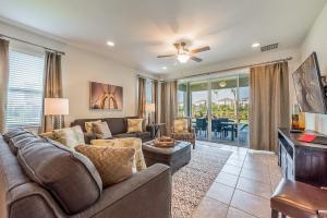 sala de estar con sofá y mesa en Spacious Home by Rentyl Near Disney with Private Pool & Resort Amenities - 391F, en Orlando