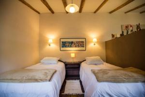 um quarto com duas camas num quarto em Bungalows Perayoc em Urubamba