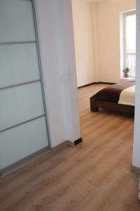カリーニングラードにあるVeayskesのベッドルーム1室(ベッド1台付)、スライド式ガラスドアが備わります。
