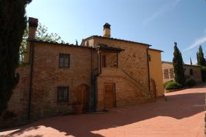 - un ancien bâtiment en briques avec un escalier en haut dans l'établissement La Valle Appartamenti Per Vacanze, à Montaione