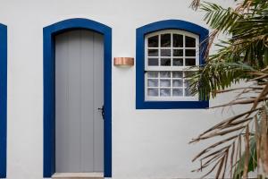 a blue door leading to a blue room with a blue wall at Pousada Literária de Paraty in Paraty