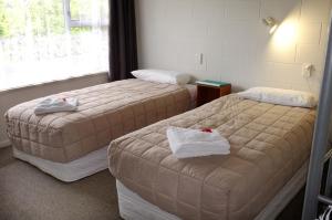 En eller flere senger på et rom på Westport Motels