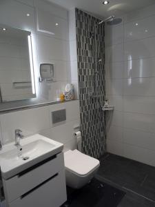 ein Bad mit einem Waschbecken, einem WC und einer Dusche in der Unterkunft ZISA Ferienwohnung Bodensee in Friedrichshafen