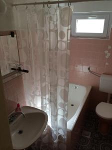 Koupelna v ubytování Apartments Leut