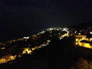 vista di una città di notte con luci di La finestra sul mare a Grottammare