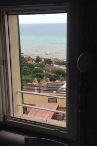 グロッタンマーレにあるLa finestra sul mareの窓から海の景色を望めます。