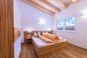 sypialnia z łóżkiem i oknem w obiekcie Gästehaus Runhof w Langenfeld