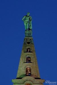 eine Statue auf einem Uhrturm in der Unterkunft Casa Verde Kassel in Kassel