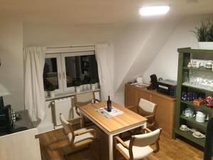 ein Esszimmer mit einem Tisch, Stühlen und einem Fenster in der Unterkunft Casa Verde Kassel in Kassel