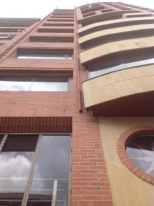 un edificio alto de ladrillo con ventanas en un lateral en Suites Studio 40, en Bogotá