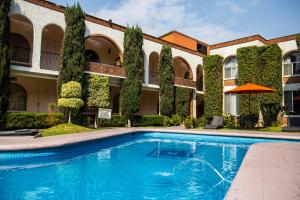 Bazén v ubytování Hotel & Suites Villa del Sol nebo v jeho okolí