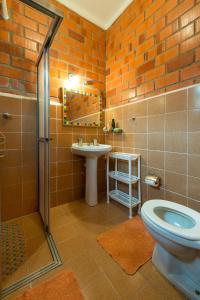 a bathroom with a toilet and a sink and a shower at Casa de 4 quartos em Paúba (SP) in Pauba