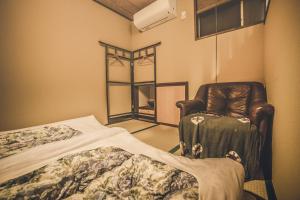 Un pat sau paturi într-o cameră la Small cozy nostalgic house for a family or a group