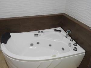 - Baño con bañera blanca en Hotel Vicente de la Vega, en Chiclayo