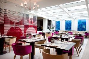 Um restaurante ou outro lugar para comer em N’vY Manotel