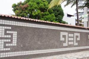 eine Wand mit den Worten von f bar in der Unterkunft Reduto do Sossego in Vera Cruz de Itaparica