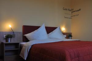Una cama o camas en una habitación de Hotel-von-Heyden