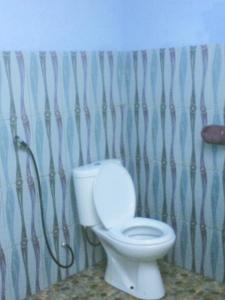 een badkamer met een wit toilet in een kamer bij Brother Bungalow in Gili Trawangan +120 foto's