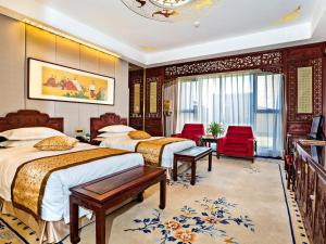 1 dormitorio con 2 camas y sillas rojas en Chengde Imperial Palace Hotel, en Chengde