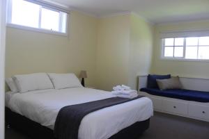 
A bed or beds in a room at Maple House - The ideal retreat for family and friends.
