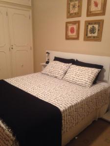 1 dormitorio con 1 cama con edredón blanco y negro en COPANEMA - Próximo Ipanema Arpoador, en Río de Janeiro
