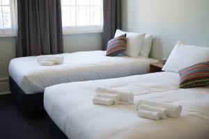 Tempat tidur dalam kamar di Rosehill Hotel
