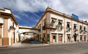 un edificio al lado de una calle en Hotel Suites Kino, en Hermosillo