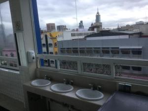 a bathroom with three sinks and a large window at Hostal Ciudad de México - Habitaciones privadas con Wi-Fi en el centro histórico in Mexico City