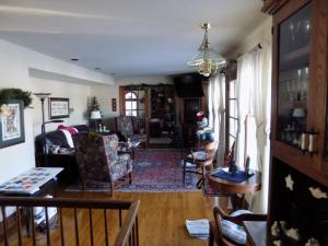 Ruang duduk di StoneWall House Lakeside Suite