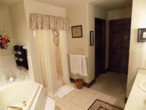 Bilik mandi di StoneWall House Lakeside Suite +25 gambar