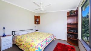 A bed or beds in a room at Cara Nobbys Beach 11 Wesley Avenue
