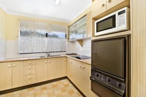 A kitchen or kitchenette at Berdella Park 25 6 Flynn Street