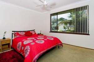 A bed or beds in a room at Cara Nobbys Beach 11 Wesley Avenue