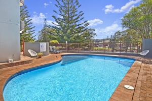 uma grande piscina com água azul em Sundial 602 8-10 Hollingworth Street em Port Macquarie
