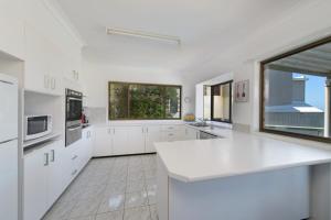 A kitchen or kitchenette at Relax At Lighthouse 4 Lighthouse Road