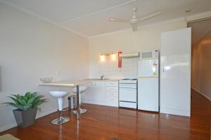 A kitchen or kitchenette at Breakers 1 2 Hill Street