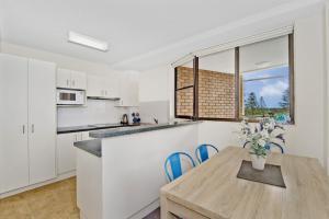 A kitchen or kitchenette at Tasman Towers 9, 3 Munster Street