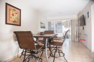 een eetkamer met een tafel en stoelen bij Montones Beach Apartment C-3 in Isabela